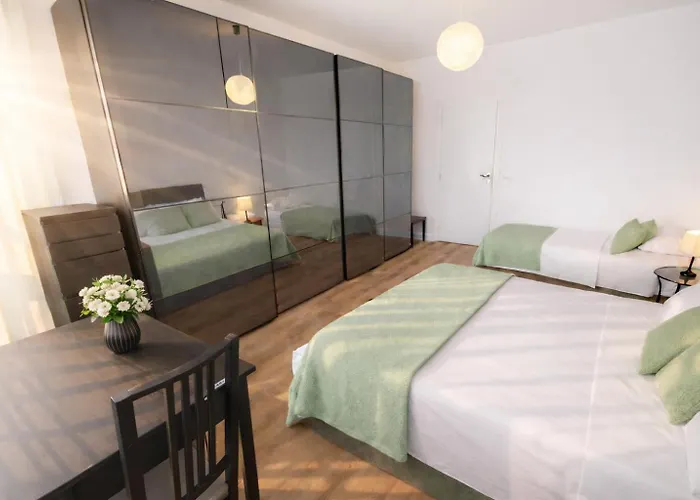 Casa Dolce Casa - Dual Modern Apartment, 1 Min From Metro, Up To 9 Guest